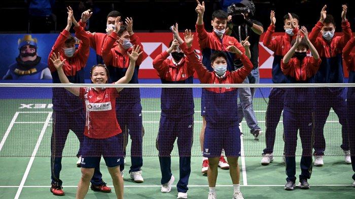Tim China merayakan kemenangan Chen Qing Chen (depan kiri) dan Jia Yi Fan atas Mayu Matsumoto/Misaki Matsutomo dari Jepang pada final ganda putri Kejuaraan Dunia Campuran Beregu Bulu Tangkis (Sudirman Cup) di Vantaa , Finlandia, Minggu 3 Oktober 2021.