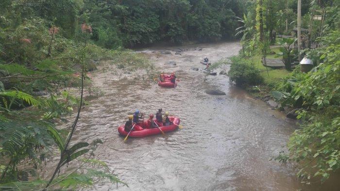 Hingga matahari mau terbenam, Warga Negara Asing (WNA) asal Amerika Serikat, yang tenggelam saat rafting di Tukad Ayung, Ubud, Gianyar, Bali, belum juga ditemukan.
Bahkan setelah beberapa kali menyisir Tukad Ayung, tim gabungan dari Badan Penanggulangan Bencana Daerah (BPBD), Badan Nasional Pencarian dan Pertolongan (Basarnas Bali), Polres Gianyar, dan BPBD Kabupaten Gianyar belum juga menemukan hasil.
Pencarian bule tersebut, dilakukan pada Selasa 4 Oktober 2022 pada pukul 07.00 WITA hingga pukul 18.00 WITA.
Start pencarian pun dilakukan mulai dari Desa Bongkasa, hingga Bendungan Desa Mambal Abiansemal Badung.