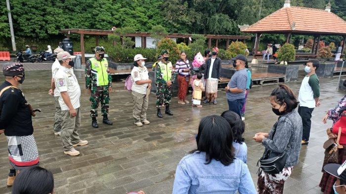 Tim yustisi ketika memberikan sosialisasi dan penindakan pada pelanggar protokol kesehatan di Bangli, Bali, Rabu (30/12/2020)