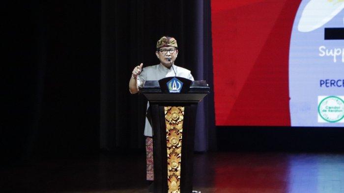 Sekda Wayan Adi Arnawa membuka acara Badung Education Fair Tahun 2022 yang ditandai dengan pemukulan gong, di Gedung Balai Budaya Giri Nata Mandala, Puspem Badung, Bali, Kamis 25 Agustus 2022 - Tingkatkan Mutu Pendidikan yang Berkualitas, Sekda Adi Arnawa Buka Acara Badung Education Fair 2022