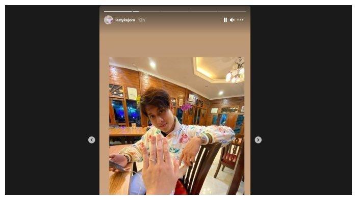 Unggahan Lesti Kejora pamer cincin.