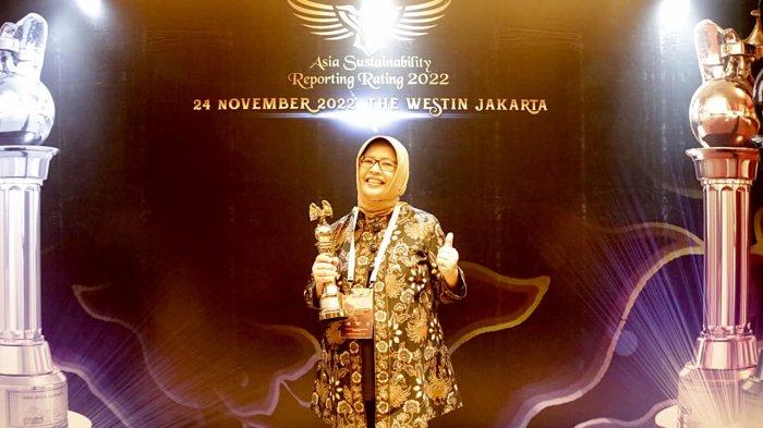 Bank BJB meraih predikat 'Platinum Rank' dalam ajang Asia Sustainability Reporting Rating 2022.
Penghargaan ini diberikan dalam gelaran awarding ceremony Asia Sustainability Reporting Rating (ASRRAT) 2022, yang diselenggarakan di Hotel The Westin Jakarta, Kamis (24/11).
Penghargaan ini diterima oleh Direktur Keuangan Bank BJB Nia Kania.
Rating tertinggi ini berhasil diperoleh Bank BJB berkat praktik usaha berkelanjutan, yang diimplementasikan dalam menunjang langkah bisnis perusahaan.