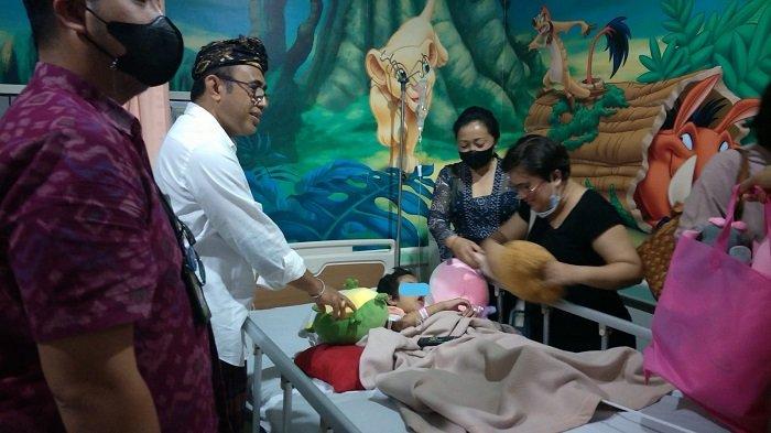 Wali Kota Denpasar dan Dinsos Denpasar menjenguk Naya yang ditemukan telantar di Jalan Bedugul, Sidakarya, Denpasar Selatan, Selasa 19 Juli 2022.