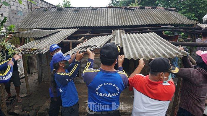 Ni Ketut Lendri (55) seketika terharu, saat disambangi rombongan Bupati Klungkung I Nyoman Suwirta di Banjar Kemoning, Kelurahan Semarapura Klod, Klungkung, Selasa (5/1/2021).