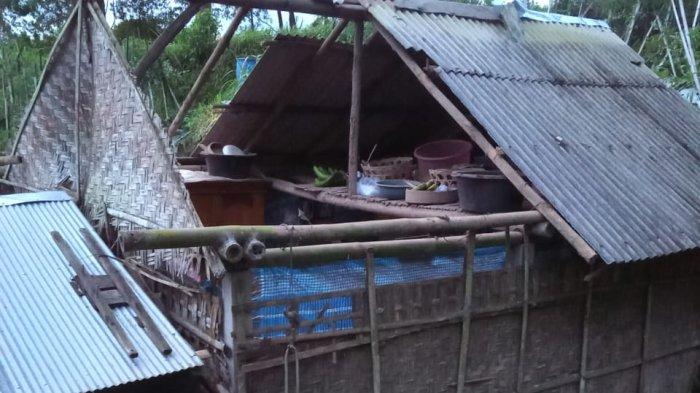 Hujan disertai angin kencang, juga terjadi di Kecamatan Kintamani, Bangli, Bali.
Hal ini mengakibatkan sejumlah kerusakan fasilitas umum dan pribadi.
Sebuah tiang listrik dilaporkan roboh, hingga mengakibatkan listrik padam.
Selain itu atap beberapa rumah warga juga dilaporkan mengalami kerusakan.