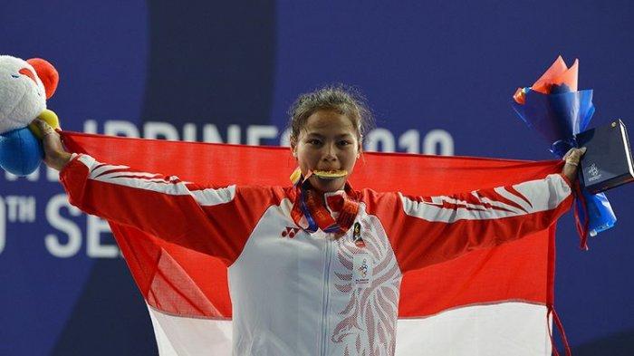 Atlet angkat besi Indonesia Windy Cantika Aisah seusai upacara penganugerahan medali pertandingan Angkat Besi 49Kg Wanita SEA Games ke-30 di Stadion RSMC Nino Aquino, Manila, Filipina, Senin, 2 Desember 2019. Windy Cantika Aisah meraih medali emas.