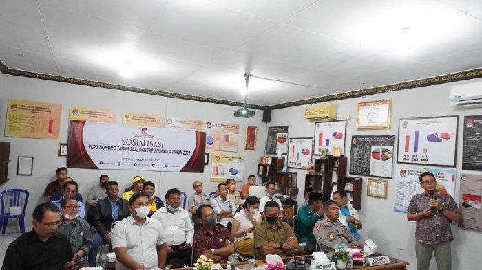 Suasana saat pelaksanaan sosialiasi Peraturan KPU (PKPU) Nomor 4 Tahun 2022 tentang Pendaftran Verifikasi dan Penetapan Parpol peserta Pemilu di Kantor KPU Jembrana, Minggu 31 Juli 2022.