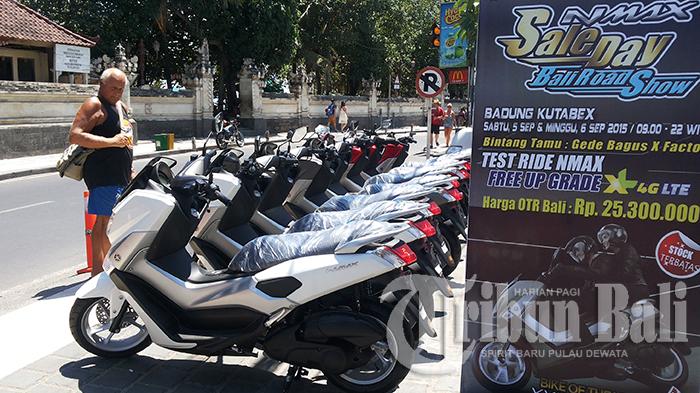 Seorang wisatawan sedang mengunjungi deretan Motor Nmax di depan Kutabex, Kuta, Badung.