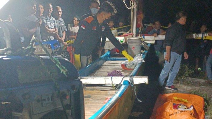 Polisi bersama masyarakat saat melakukan evakuasi terhadap seorang nelayan asal Banyuwangi yang ditemukan meninggal dunia di atas jukungnya di wilayah perairan Pantai Pebuahan, Desa Banyubiru, Kecamatan Negara, Jembrana, Sabtu 7 Januari 2023.