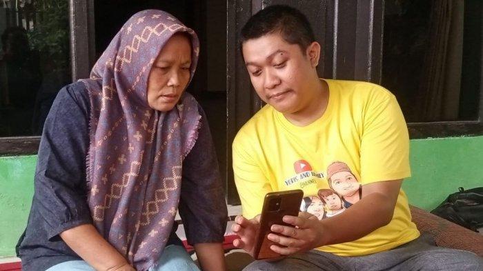 Keluarga korban kasus perampasan ibu dan anak di Subang, Yoris Amarullah dan Lilis Sulastri, melihat foto seseorang yang diamakan polisi di Jakarta, Kamis 11 Agustus 2022. Berdasarkan gambar yang beredar, keluarga korban kasus Subang mengaku tak mengenali pria yang diamankan polisi tersebut.