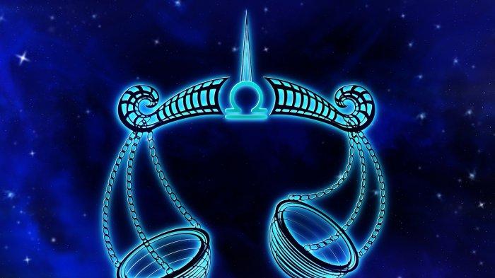 2. Libra
Orang dengan zodiak libra dikenal memiliki sifat yang bijaksana, dan selalu ingin berbuat adil.
Namun, zodiak ini biasanya sangatlah sulit untuk ditebak.
Contohnya, orang dengan zodiak ini biasanya tidak suka dengan sesuatu yang diberikan oleh seseorang.
Di tahun 2023 nanti libra diprediksi akan mengalami sukses besar, dari usaha, dan karir yang digeluti.