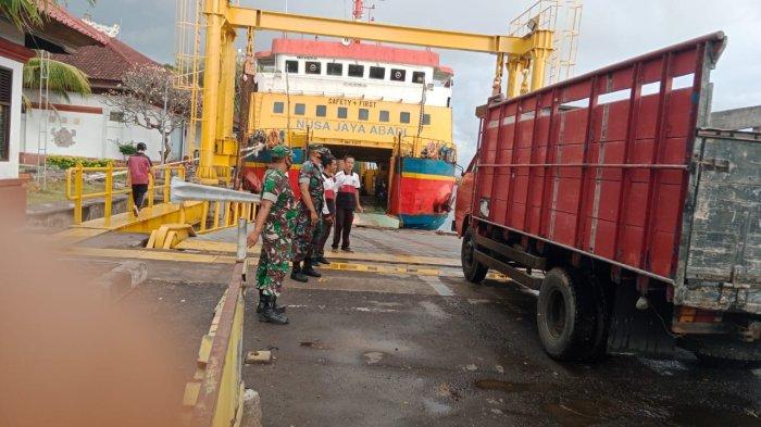 TNI ikut melakukan pengawasan di Pelabuhan Nusa Penida, untuk antisipasi masuknya ternak dari Bali daratan. ist