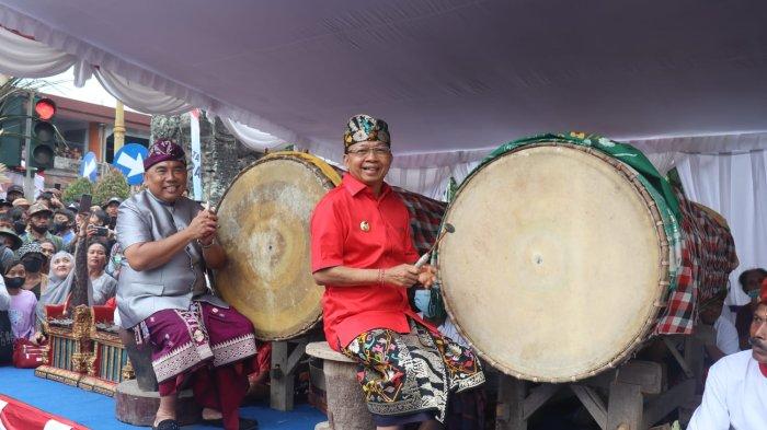 Pemukulan kendang mebarung secara simbolis oleh Gubernur Bali, Wayan Koster dan Bupati Jembrana, I Nengah Tamba menandakan dimulainya pawai budaya Jembrana, Kamis 18 Agustus 2022.