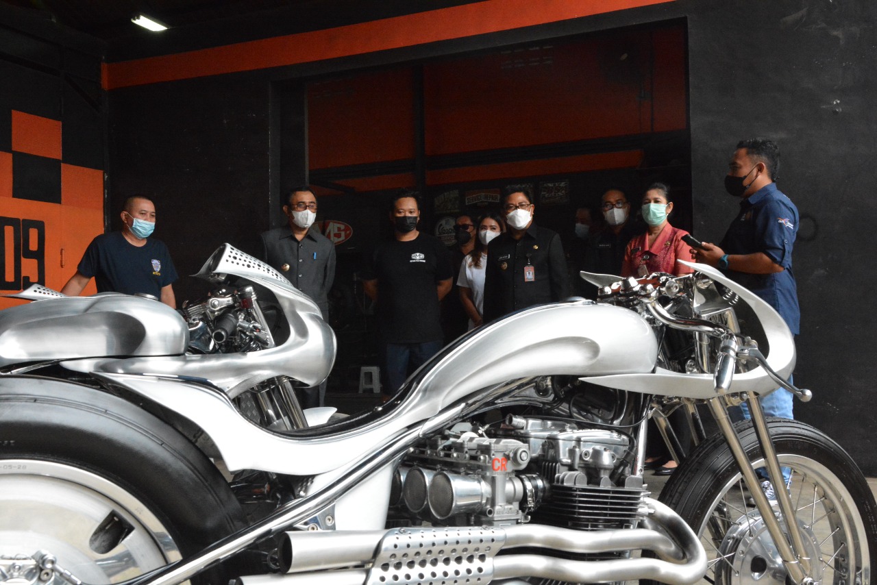 Wali Kota Denpasar, IGN Jaya Negara saat melepas motor kustom karya Kedux Garage dan AMS Garage sebelum diberangkatkan dan dipamerkan selama enam bulan di Tokyo Jepang.