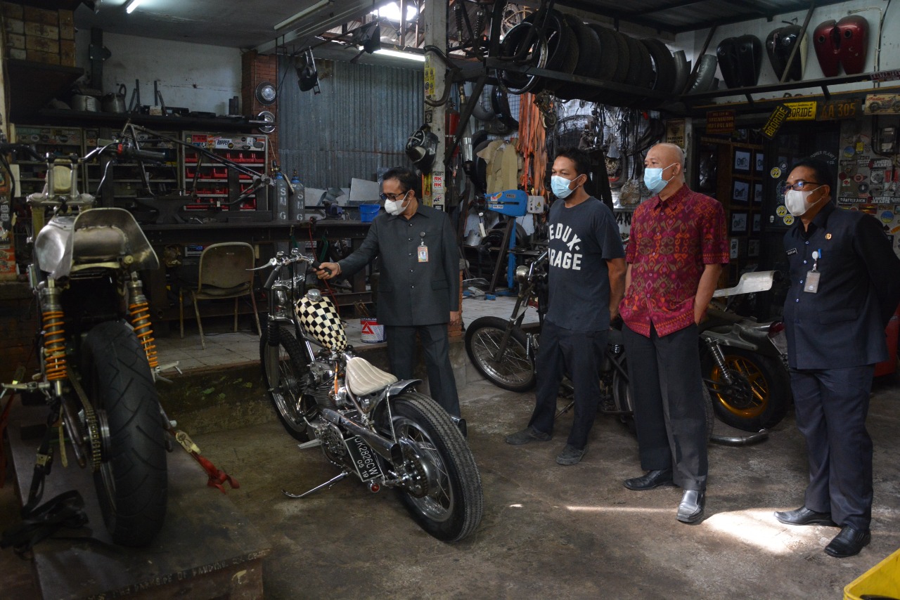 Wali Kota Denpasar, IGN Jaya Negara saat melepas motor kustom karya Kedux Garage dan AMS Garage sebelum diberangkatkan dan dipamerkan selama enam bulan di Tokyo Jepang.