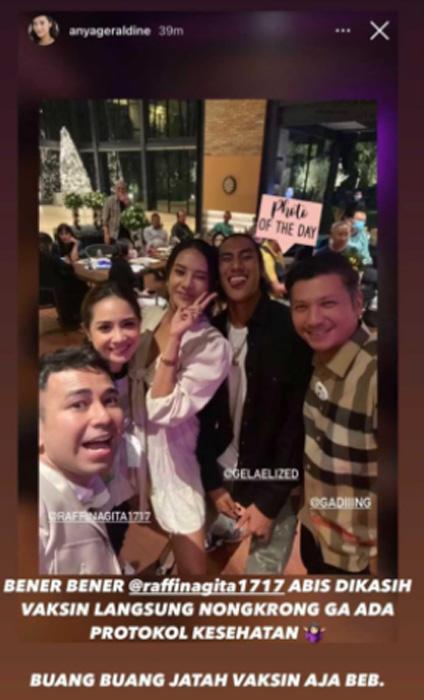 Raffi Ahmad kedapatan keluyuran dan berkerumun dengan rekan-rekan artisnya tanpa menggunakan masker beberapa jam usai divaksin covid-19 di istana. Hal itu diketahui dari tangkapan layar IG Stories Anya Geraldine yang dibagikan warganet.