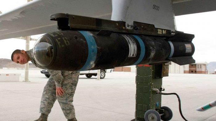 Rudal Hellfire yang dipasang di drone MQ-1B predator.