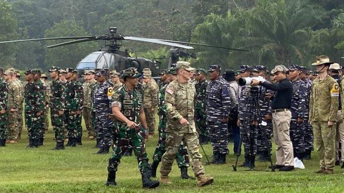 Panglima TNI Jenderal Andika Perkasa dan Komandan United States Army Pacific Jenderal Charles Flynn mengecek kesiapan prajurit dalam upacara pembukaan latihan bersama Super Garuda Shield 2022 di Pusat Latihan Tempur (Puslatpur) TNI Angkatan Darat di Baturaja, Kabupaten OKU, Sumatera Selatan, Rabu (3/8/2022).