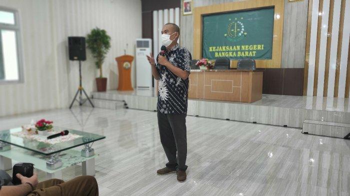 Kasi Intel Kejari Bangka Barat, Mario saat menjadi pembicara pada sosialisasi menggunakan media sosial dengan etika yang baik dan bijak kepada seluruh pegawai Kejari Bangka Barat