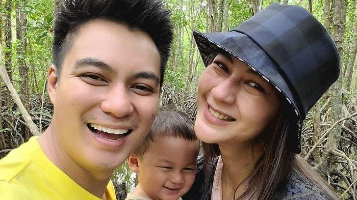 Baim Wong dan Paula Verhoeven bersama putra mereka Kiano Tiger Wong.