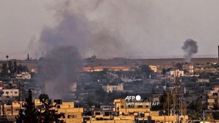 Asap mengepul setelah serangan udara Israel di Rafah, di Jalur Gaza selatan, pada 17 Mei 2021.