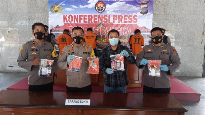 Kapolres Bangka AKBP Widi Haryawan menujukkan barang bukti narkoba dari ungkap tiga kasus narkotika, Selasa (16/2/2020).