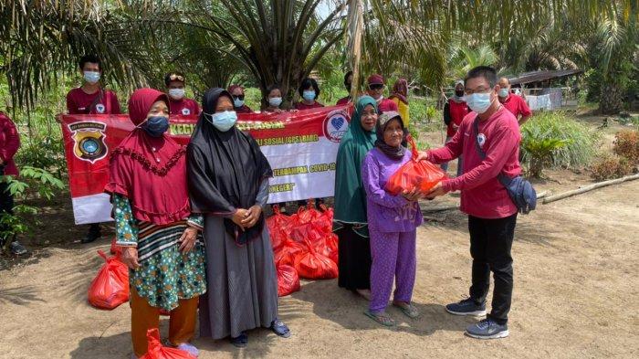 Gerakan Peduli Sosial Babel kembali melanjutkan pembagian 75 paket sembako kepada masyarakat Penyampak dan Tempilang Kabupaten Bangka Barat, Minggu (28/2/2021).