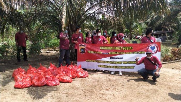 Gerakan Peduli Sosial Babel kembali melanjutkan pembagian 75 paket sembako kepada masyarakat Penyampak dan Tempilang Kabupaten Bangka Barat, Minggu (28/2/2021).