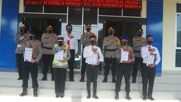 Kapolres Pangkalpinang AKBP Tris Lesmana Zeviansyah, berikan penghargaan kelima personel yang berprestasi, Senin (1/3/2021)