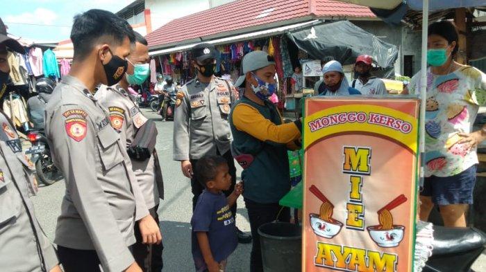 Anggota Sat Shabara Polres Bangka saat menemukan Anak dibawah umur tanpa orangtua dikawasan Pasar Kite Sungailiat Kabupaten Bangka Selasa (2/3/2021)