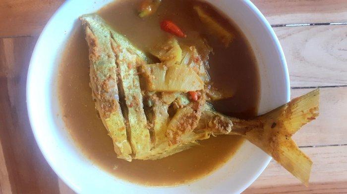 Berbagai menu sajian di Noble Coffe and Resto seperti lempah kuning, ikan bakar dan cemilan seperti roti dan olahan pisang.