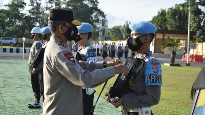 Upacara pemberhentian dengan tidak hormat (PTDH) lima Anggota Polda Kepulauan Bangka Belitung di halaman Mapolda Bangka Belitung, Senin (22/3/2021). Tiga diantaranya terlibat aksi pencurian Senjata Api (senpi) dan dua lainnya disersi.