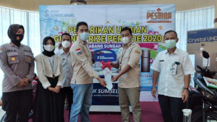 Nasabah Tabungan Pesirah Bank Sumsel Babel Cabang Pembantu Belinyu, A Muthalib berhasil mendapatkan hadiah grand prize berupa mobil Toyota Yaris dalam penarikan undian Tabungan Pesirah Bank Sumsel Babel Periode 39 Tahun 2020 di Kantor Cabang Bank Sumsel Babel Sungailiat, Rabu (07/04/2021)