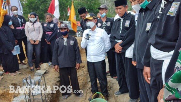 Bupati Bangka Mulkan meletakkan batu pertama pembangunan Padepokan Pencak silat Persaudaraan Setia Hati Terate (PSHT) Cabang Bangka di Kelurahan Air Asam Kecamatan Belinyu, Rabu (07/04/2021) sore