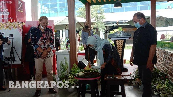 Peresmian outlet ke 9 Warjo di Bandara Depati Amir Pangkalpinang oleh Gubernur Babel Erzaldi Rosman bersama Korwil ICSB Babel, Melati Erzaldi, Kamis (8/4/2021)