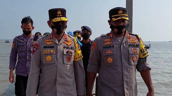 Kapolda Kepulauan Bangka Belitung, Irjen Pol Anang Syarif Hidayat didampingi Kapolres Bangka Selatan, AKBP Agus Siswanto seusai melakukan patroli di Perairan Sukadamai Toboali pada Jumat, (16/4/2021)