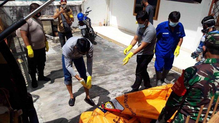 Tjen Nem Tjiong (91) dievakuasi oleh Tim Identifikasi Polres Pangkalpinang dari kediamannya di Jalan Kapten Suratman Arief, RT 6 RW 3 Kelurahan Masjid Jamik, Rakui, Kota Pangkalpinang, Selasa (4/5/2021)
