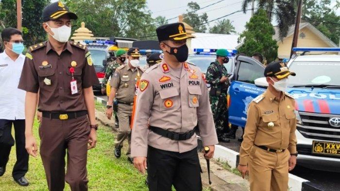 Bupati Bangka Mulkan dan Kapolres Bangka AKBP Widi Haryawan mengecek kendaraan terlibat Operasi Ketupat Menumbing 2021 Rabu (5/5/2021) di Polres Bangka.