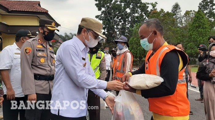 Kapolres Bangka Tengah AKBP Slamet Ady Purnomo bersama Bupati Bangka Tengah, Algafry Rahman saat menyerahkan paket sembako kepada petugas kebersihan, Pasukan Sopir Koba (PSK), dan ojek di halaman Polres Bangka Tengah, Rabu (5/5/2021).