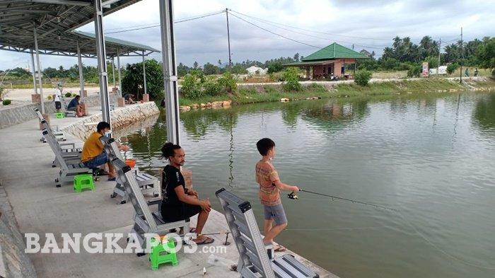Para pemancing memancing ikan di elaga Emas Bersinar, Sinar Baru, Sungailiat, Kabupaten Bangka