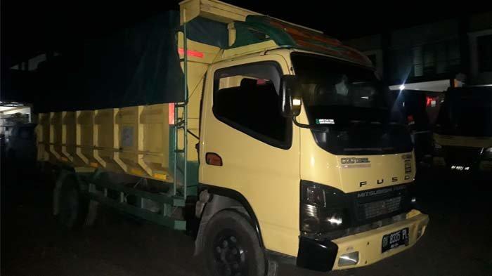 Satu unit mobil truk pengangkut 9 ton pasir timah kering, terparkir di halaman belakang Polres Pangkalpinang, Jumat (21/5/2021) malam.