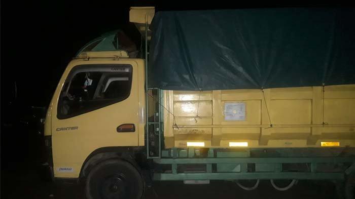 Satu unit mobil truk pengangkut 9 ton pasir timah kering, terparkir di halaman belakang Polres Pangkalpinang, Jumat (21/5/2021) malam.