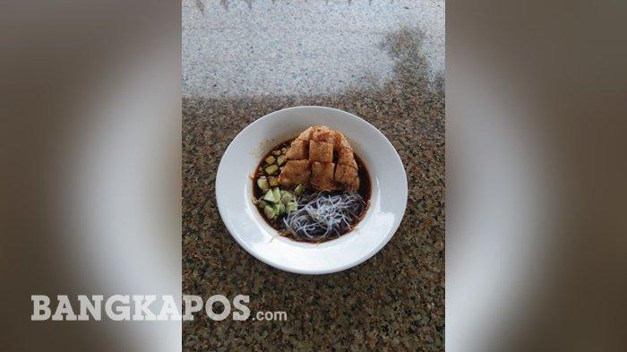Pempek telur yang disajikan di warung Pempek Hj Siom.