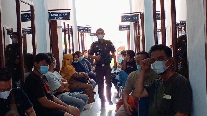 Vaksinasi massal yang digelar Kejaksaan Tinggi (Kejati) Bangka Belitung,Senin (12/7/2021) pagi diserbu masyarakat.