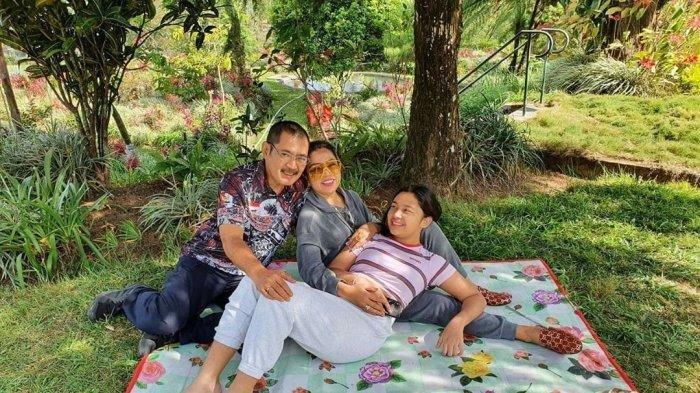 Mayangsari bersama Bambang Trihatmodjo dan putrinya, Khirani. (Instagram/mayangsaritrihatmodjoreal)