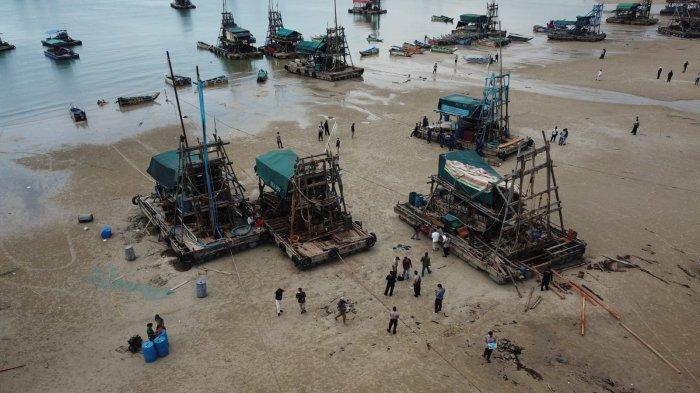 ILEGAL - Seratusan PIP ditinggalkan pemiliknya saat razia dilakukan oleh PT Timah di perairan Jungku, Pantai Selindung, Bangka Barat, Kamis (29/7/2021)