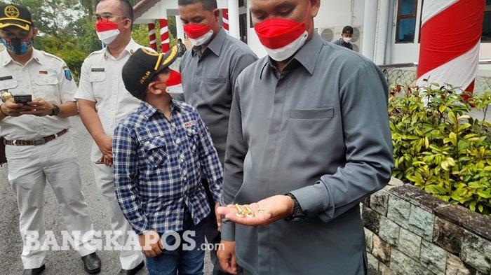 Ketua Tim Pelatih Aipda Wahyu, menunjukkan pengait bendera yang patah saat upacara kenaikan bendera di peringatan Hari Ulang Tahun ke-76 Republik Indonesia, pada Selasa (17/8/2021) pagi di Halaman Gubernur Provinsi Bangka Belitung.(Bangkapos.com/Riki Pratama)
