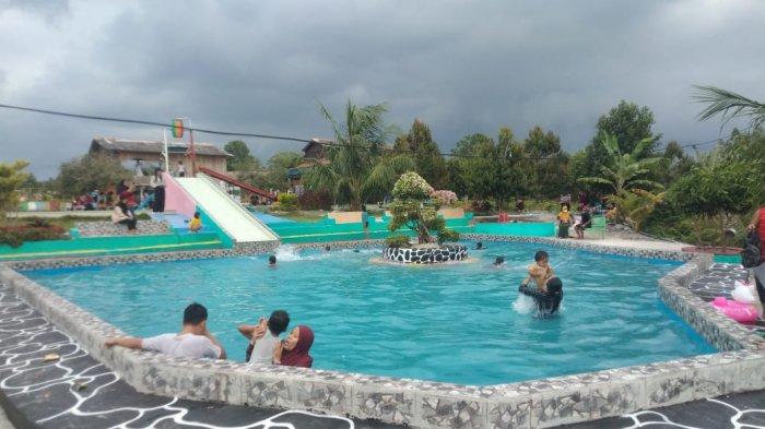Kolam Renang di Taman Bunga Celosia Garden Ake Sungailiat. Tempat wisata yang berjarak sekitar 5-10 menit dari pusat kota Sungailiat, Bangka, taman bunga Celosia Garden Ake yang terletak di Kelurahan Sinar Baru.