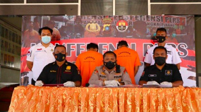 Kapolres Pangkalpinang AKBP Dwi Budi Murtiono (Tengah) didampingi Kasat Narkoba Iptu Astrian Tomi (Kiri) dan Kasi Humas Polres Pangkalpinang, AKP Agus Widodo (Kanan) ketika menggelar konferensi pers di halaman Polres Pangkalpinang, Selasa (21/9/2021).