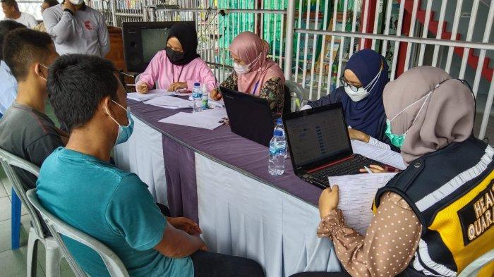 Kegiatan vaksinasi covid-19 dosis 1 di Lapas Kelas II B Sungailiat, Sabtu (25/9/2021)